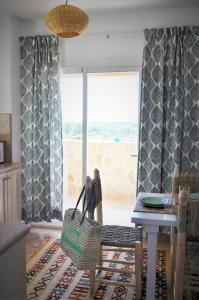 dos personas de pie en una sala de estar mirando por la ventana en Siamoformentera Donatella, en Sant Ferran de Ses Roques