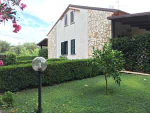 阿謝亞的住宿－Villa delle Sirene，院子里有树和灯的房子