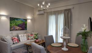 una sala de estar con un sofá y una mesa en Absolute Athens III, en Atenas