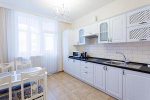 Кухня или мини-кухня в Apartment with two Bedroom on Bazhana 8b
