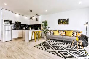 een woonkamer met een bank en een keuken bij Luxury Penthouse sea view, Los Cristianos in Los Cristianos