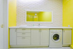 Un baño con lavabo y lavadora. en Cosy Apartment at Pozniaky, en Kiev 20 fotos más