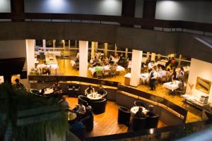 una vista aérea de un restaurante con gente sentada en las mesas en Hotel Beira Rio, en Itumbiara