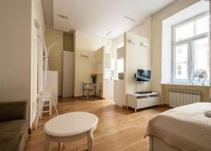 Televízia a/alebo spoločenská miestnosť v ubytovaní Elegant Apartment Foksal