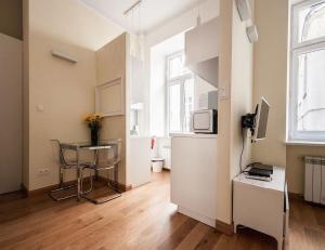 Televízia a/alebo spoločenská miestnosť v ubytovaní Elegant Apartment Foksal