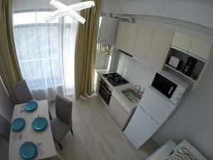 ママイアにあるLotus nr 9 Mamaia Apartments Sea Viewのテーブルと椅子付きのキッチンのオーバーヘッドビュー