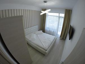 
Un pat sau paturi într-o cameră la Sea View White Lotus nr9 Apartments Mamaia
