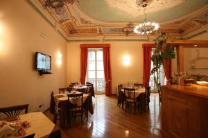 uma sala de jantar com mesas e cadeiras e um tecto em Hotel Medici em Milazzo