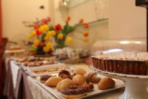 stół z różnymi rodzajami wypieków i ciast w obiekcie Hotel Medici w mieście Milazzo