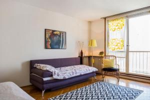 uma sala de estar com um sofá e uma janela em Apartment Downtown Atelje em Belgrado