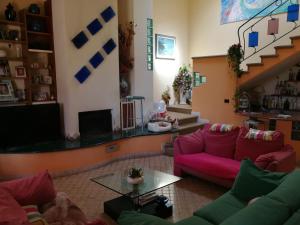 sala de estar con 2 sofás y TV en PerLei - Beggi, en Casale Marittimo