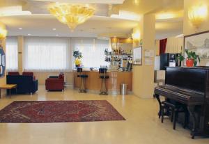 a lobby with a piano and a bar at Hotel Albatros in Mestre