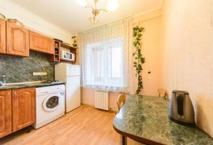 y cocina con lavadora y secadora. en Obolonskiy Prospekt Apartments 7Б (194), en Kiev