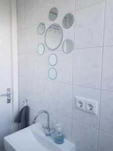 A bathroom at Laag Holland Rooms
