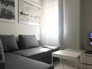 a living room with a couch and a table at Casa del Vado in Toledo