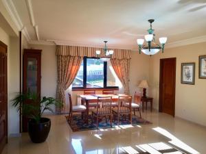 a dining room with a table and chairs at Casa Con Piscina Junto Al Mar in Oia