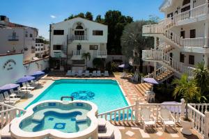Bazén v ubytování Hotel Anamichu Suites nebo v jeho okolí