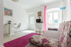 een woonkamer met een bank en een tafel bij Apartments Mara in Dubrovnik
