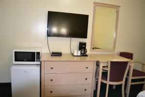 Μια τηλεόραση ή/και κέντρο ψυχαγωγίας στο Passport Inn Niagara Falls