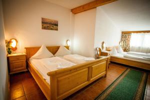 ein Schlafzimmer mit einem großen Bett und einem Sofa in der Unterkunft Casa Cerbului1 in Sebeş