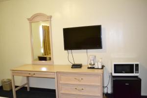 Μια τηλεόραση ή/και κέντρο ψυχαγωγίας στο Passport Inn Niagara Falls