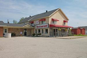 a inn with a restaurant on the side of a street at Leelas Villa Inn Flesherton in Flesherton