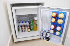 una nevera abierta llena de bebidas y refrescos en Motel Vivre (Adult Only), en São Paulo