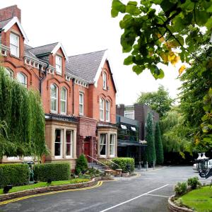 una gran casa de ladrillo rojo con aparcamiento en Manchester South Hotel, Sure Hotel Collection by BW, en Mánchester