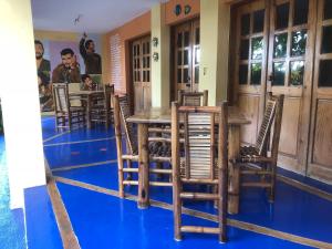 comedor con mesa de madera y sillas en La Cueva del Che, en Juan Dolio