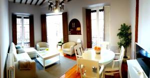 a living room with a couch and a table and chairs at Casa Condal de Reyna in Zamora