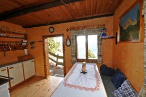 una cucina con tavolo in una stanza di Lärchenhütte a Stall