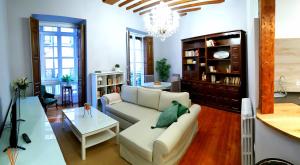 a living room with a couch and a table at Casa Condal de Reyna in Zamora