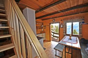 una camera con tavolo e scale in una casa di Lärchenhütte a Stall
