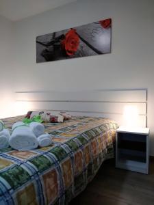 ein Schlafzimmer mit einem Bett mit Handtüchern darauf in der Unterkunft Luna Casmene in Comiso