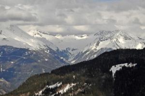 Vista generica sulle montagne o vista sulle montagne dall'interno della casa vacanze