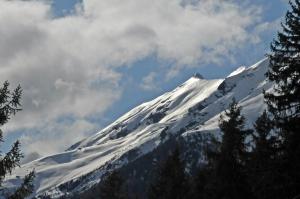 Vista generica sulle montagne o vista sulle montagne dall'interno della casa vacanze