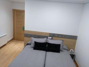 Postel nebo postele na pokoji v ubytování Hostal Rioja Condestable