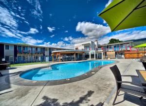 una piscina en un patio con un edificio en Bowmont Motel, en Penticton