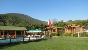 Vista generica sulle montagne o vista sulle montagne dall'interno del lodge