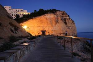 einen hölzernen Gehweg hinunter zu einer großen Klippe in der Unterkunft Os Reais - Apt in front of the beach in Centeanes in Carvoeiro