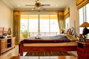 Una cama o camas en una habitación de Baan Rosa Bangtao Beach