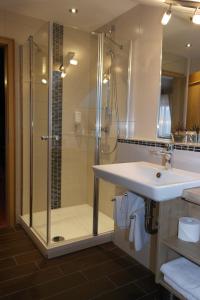 ein Badezimmer mit Waschbecken und Dusche in der Unterkunft Landhotel Windlicht in Krombach