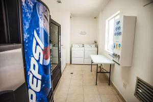 una habitación con una lata de refresco en la pared en Motel 6-Corsicana, TX, en Corsicana