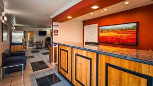 a bar in a lobby with a painting on the wall at Best Western Americana in Dinuba