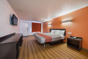 En eller flere senge i et værelse på Motel 6-Hamburg, NY