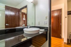 a bathroom with a sink and a mirror at Motel 6-Dallas, TX - North - Richardson in Bouchard +21 photos