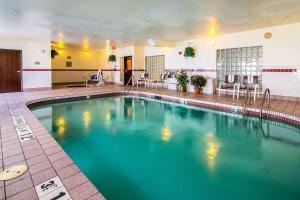 The swimming pool at or close to Motel 6-Dallas, TX - North - Richardson