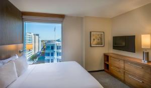 
A bed or beds in a room at Hyatt Place Washington D.C./National Mall
