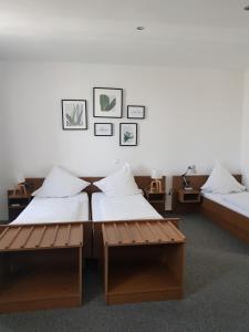two beds in a room with two benches at Gasthaus Zum Ochsen in Hochstadt