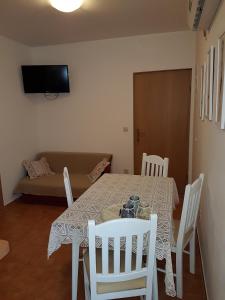 Televízia a/alebo spoločenská miestnosť v ubytovaní Apartment Luna